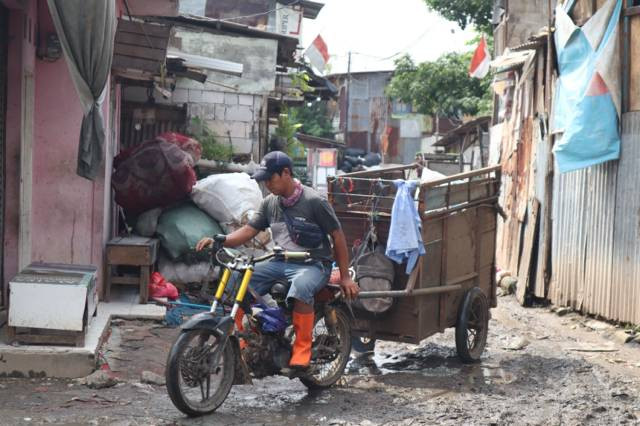 Tukang sampah dengan kendaraannya - picture by krisna sugina