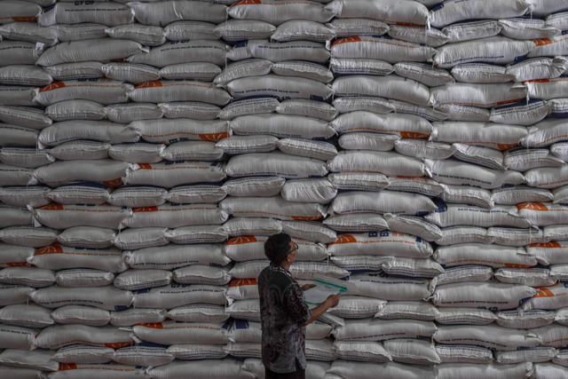 Pekerja menata karung beras di gudang Perum Bulog Umbul Tengah, Kota Serang, Banten, Kamis (7/11/2024). Foto: Angga Budhiyanto/ ANTARA FOTO