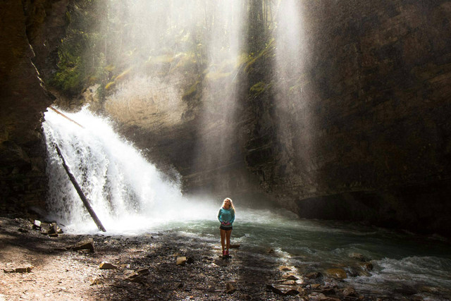 Aktivitas di Ciwangun Indah Camp. Foto hanya ilustrasi bukan tempat sebenarnya. Sumber foto: Unsplash/Kalen Emsley