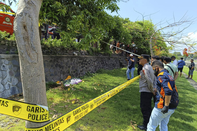 Mayat pria diduga jadi korban pembunuhan di Taman Pancing, Kota Denpasar. Foto: Dok. Polresta Denpasar