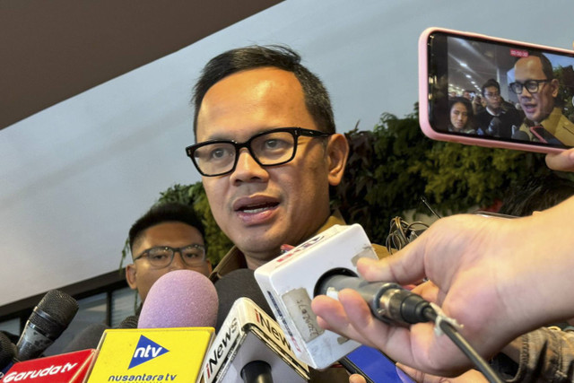 Wamendagri, Bima Arya Sugiarto menjawab pertanyaan wartawan pada acara Rakernas Pemerintah Pusat dan Daerah 2024 di SICC, Sentul, Bogor, Kamis (7/11/2024). Foto: Luthfi Humam/kumparan