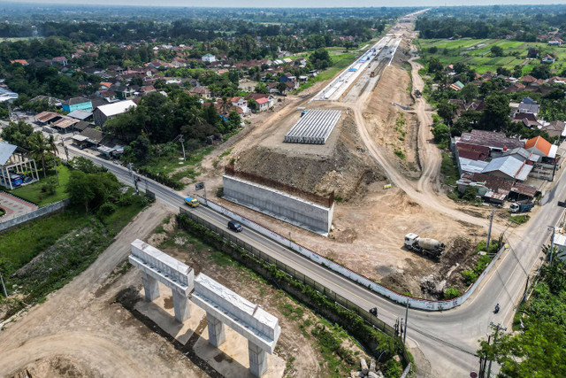 Foto udara pembangunan Tol Solo - Yogyakarta di Kalasan, Sleman, DI Yogyakarta, Kamis (7/11/2024).  Foto: ANTARA FOTO/Hendra Nurdiyansyah