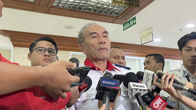 Kepala BSSN Letnan Jenderal TNI (Purn) Hinsa Siburian menjawab pertanyaan wartawan usai mengikuti rapat kerja dengan Komisi I DPR RI di Kompleks Parlemen, Senayan, Kamis (7/11/2024). Foto: Haya Syahira/kumparan