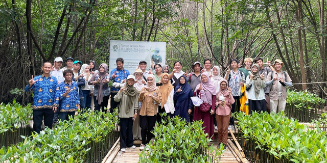 Mahasiswa S2 ARL IPB University Field Trip ke Lanskap Mangrove Angke