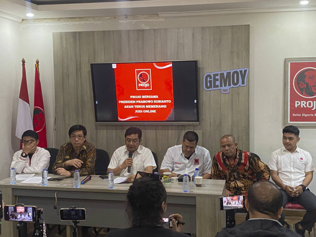 Konferensi pers Projo tentang kasus pegawai Kombigi lindungi website judi online di DPP Projo, Jakarta Selatan pada Kamis (7/11/2024). Foto: Abid Raihan/kumparan