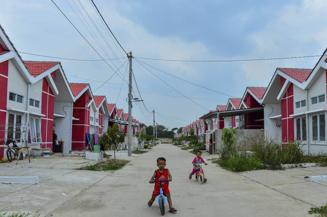 Dua anak bermain sepeda di salah satu kompleks perumahan subsidi, Kragilan, Kabupaten Serang, Banten, Kamis (7/11/2024). Foto: Putra M. Akbar/Antara Foto