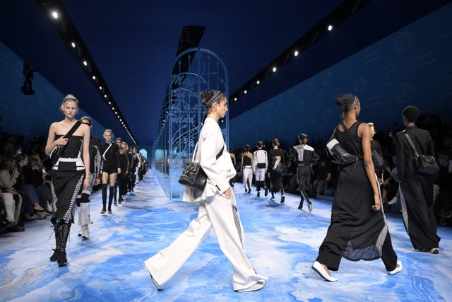 Para model memamerkan kreasi Dior untuk koleksi Pakaian Siap Pakai Wanita Musim Semi-Musim Panas 2025 sebagai bagian dari Paris Fashion Week, di Paris pada 24 September 2024. Foto: Bertrand GUAY / AFP