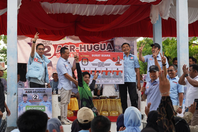 ASR saat mensimulasikan pencoblosan di TPS. Foto: Dok. Istimewa.