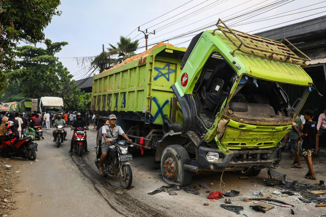 Kondisi truk bermuatan tanah yang dirusak warga di jalan Salembaran, Teluknaga, Kabupaten Tangerang, Banten, Kamis (7/11/2024). Foto: Sulthony Hasanuddin/ANTARA FOTO 