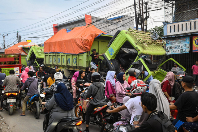 Kondisi truk bermuatan tanah yang dirusak warga di jalan Salembaran, Teluknaga, Kabupaten Tangerang, Banten, Kamis (7/11/2024). Foto: Sulthony Hasanuddin/ANTARA FOTO 