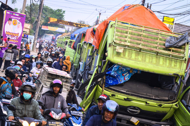 Kondisi truk bermuatan tanah yang dirusak warga di jalan Salembaran, Teluknaga, Kabupaten Tangerang, Banten, Kamis (7/11/2024). Foto: Sulthony Hasanuddin/ANTARA FOTO 