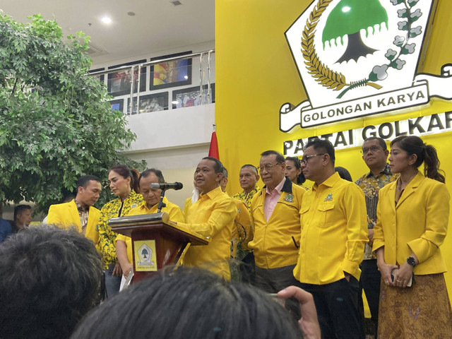 Ketua Umum Partai Golkar Bahlil Lahadalia mengumumkan pengurusan Golkar periode 2024-2029, di Kantor DPD Golkar, Jakarta Barat, Kamis (7/11/2024). Foto: Alya Zahra/kumparan 