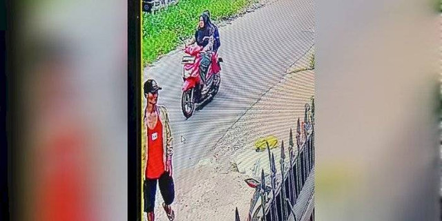 Rekaman CCTV saat pelaku hendak mencuri motor kurir paket di Palembang, Foto : Ist