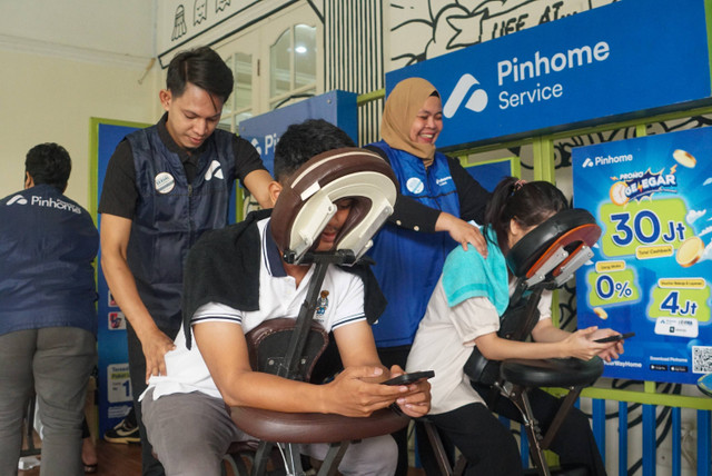 Awak kumparan mendapatkan pijat gratis di kantor kumparan. Foto: Dicky Adam Sidiq/kumparan