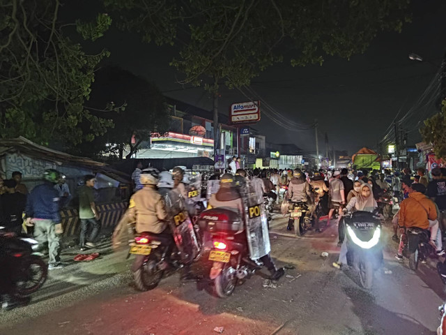 Sejumlah warga terlibat kericuhan dengan sopir truk Tangerang, Kamis (7/11/2024). Foto: kumparan