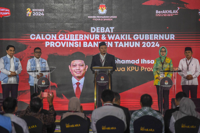 Ketua KPU Provinsi Banten Mohamad Ihsan memberi sambutan didampingi cagub-cawagub Airin Rachmi Diany dan Ade Sumardi serta Andra Soni dan Achmad Dimyati Natakusumah saat debat kedua calon Gubernur di Jakarta, Kamis (7/11/2024). Foto: Galih Pradipta/ANTARA FOTO