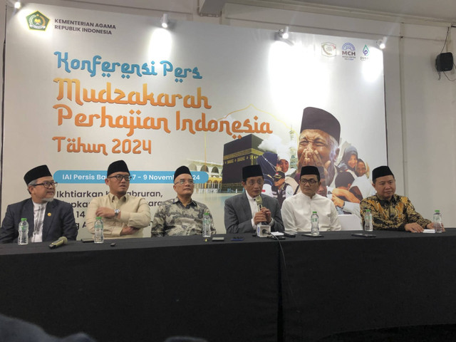 Konferensi pers pembukaan Mudzakarah Perhajian di Kampus AIA Persis Bandung, pada Kamis (7/11/2024). Foto: Robby Bounceu/kumparan