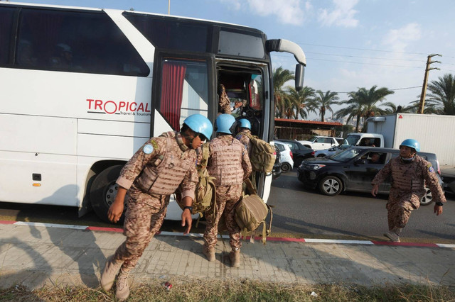 Tentara UNIFIL berdiri di dekat kendaraan bertanda PBB, di dekat lokasi serangan Israel terhadap sebuah kendaraan, di pintu masuk Sidon, Lebanon, Kamis (7/11/2024). Foto: REUTERS/Aziz Taher