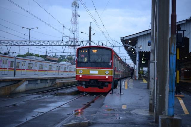 Harga Tiket Kereta Api Surabaya-Semarang. Foto hanya ilustrasi, bukan tempat sebenarnya. Sumber: unsplash.com/Nawfal Makarim