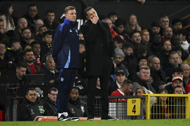 Pelatih Caretaker Manchester United Ruud Van Nistelrooy berbincang dengan Direktur Teknik Darren Fletcher dalam pertandingan Liga Eropa di Stadion Old Trafford, Manchester, Inggris, Kamis (7/11/2024). Foto: Oli Scarff/AFP