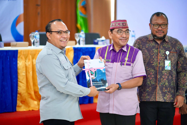 Pimpinan Ombudsman Robert Na Endi Jaweng (kiri) Sekda Kabupaten Manggarai Barat Fransiskus Sales Sodo (tengah) pada Penyerahan Hasil Kajian dan Diskusi Publik di Kantor Bupati Manggarai Barat, NTT, Kamis (7/11/2024). Foto: Dok. BPJS Ketenagakerjaan