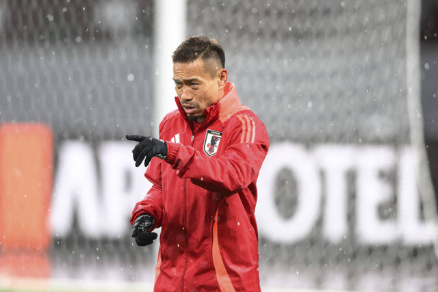 Pemain Jepang, Yuto Nagatomo, menghadiri sesi latihan sebelum pertandingan sepak bola kualifikasi Piala Dunia 2026 melawan Korea Utara di Stadion Nasional Tokyo pada 20 Maret 2024. Foto: PHILIP FONG/AFP