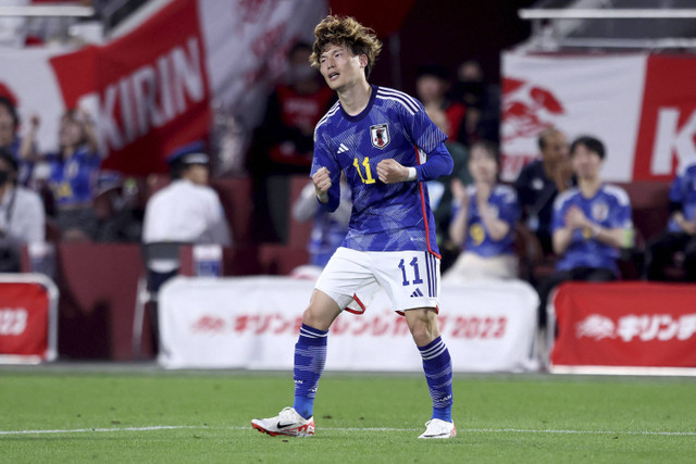 Kyogo Furuhashi dari Jepang melakukan selebrasi setelah mencetak gol dalam pertandingan sepak bola persahabatan internasional antara Jepang dan Tunisia di Stadion Noevir, Kobe, pada 17 Oktober 2023. Foto: PAUL MILLER / AFP