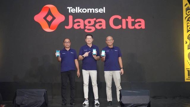 VP Consumer Business Area Jawa Bali Telkomsel, Suryo Hadiyanto; CFO INDICO, Andry Firdiansyah; dan CEO Kuncie, Kemas M. Fadhli hadir dalam peluncuran inisiatif Telkomsel Jaga Cita di Yogyakarta (7/11). Foto: Dok. Telkomsel