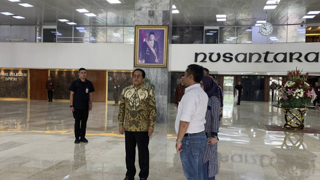 Sekjen DPR Indra Iskandar bersama para pegawai Sekretariat Jenderal DPR sikap sempurna saat diputar lagu Indonesia Raya pukul 9.56 WIB di Kompleks Parlemen Senayan, Jumat (8/11/2024). Foto: Luthfi Humam/kumparan