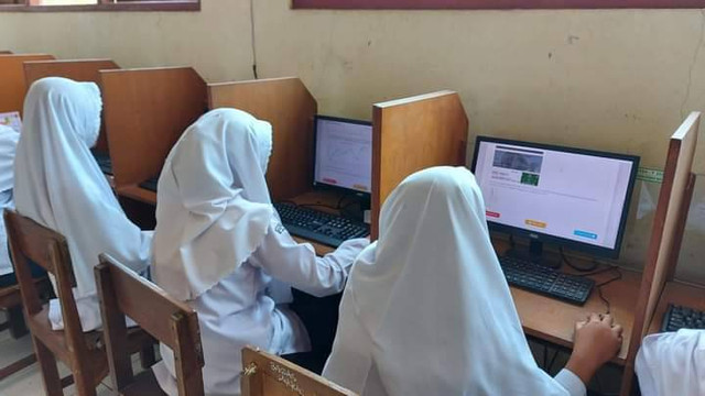 Pembelajaran Berbasis Teknologi di Madrasah Raudlatut Tholibin Pakis (Foto: Dokumen Pribadi)