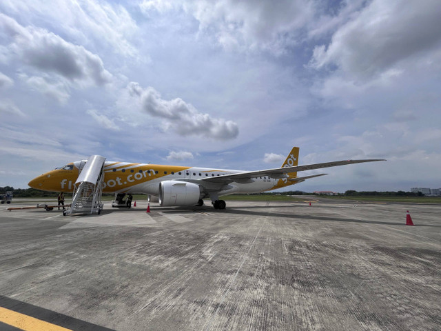 Pesawat Scoot tipe Embraer E190-E2 di Bandara Internasional Melaka. Foto: Hedi/kumparan