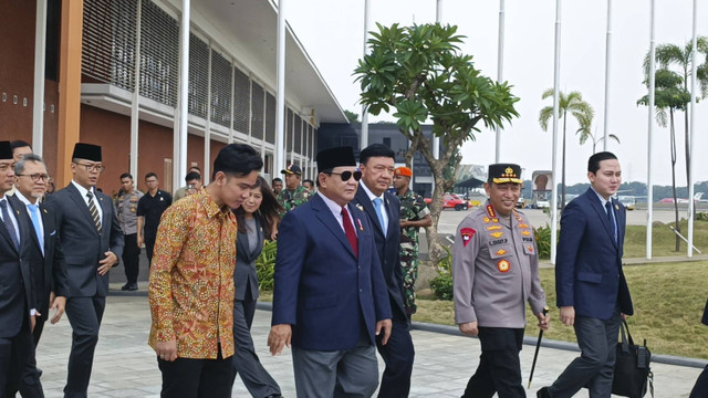 Presiden Prabowo Subianto di Lanud Halim Perdanakusumah, Jakarta Timur, Jumat (8/11/2024). Foto: Zamachsyari/kumparan