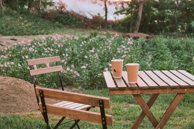 Lapinea Cafe Bandung. Foto hanya ilustrasi bukan tempat sebenarnya. Sumber foto: Unsplash/Minku Kang