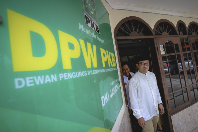 Calon Gubernur DKI Jakarta Ridwan Kamil melakukan kegiatan blusukan ke pemukiman warga di kawasan Kayu Putih Kecamatan Pulomas, Jakarta Timur, Jumat (8/11/2024). Foto: Jamal Ramadhan/kumparan