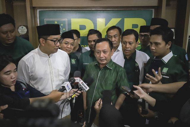 Calon Gubernur DKI Jakarta Ridwan Kamil bersama pemimpin DPW PKB Jakarta menjawab pertanyaan wartawan di kawasan Kayu Putih Kecamatan Pulomas, Jakarta Timur, Jumat (8/11/2024). Foto: Jamal Ramadhan/kumparan