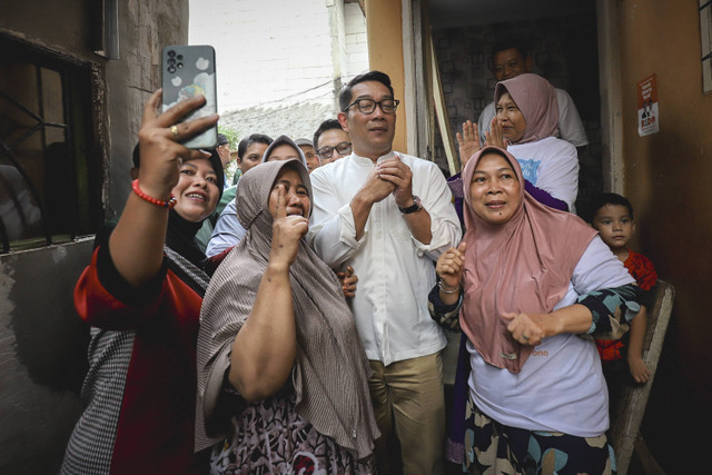 Calon Gubernur DKI Jakarta Ridwan Kamil melakukan kegiatan blusukan ke pemukiman warga di kawasan Kayu Putih Kecamatan Pulomas, Jakarta Timur, Jumat (8/11/2024). Foto: Jamal Ramadhan/kumparan