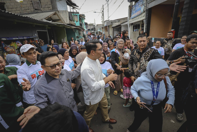 Calon Gubernur DKI Jakarta Ridwan Kamil melakukan kegiatan blusukan ke pemukiman warga di kawasan Kayu Putih Kecamatan Pulomas, Jakarta Timur, Jumat (8/11/2024). Foto: Jamal Ramadhan/kumparan