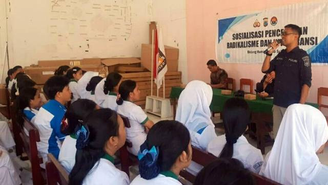 Kegiatan sosialisasi pencegahan radikalisme dan intoleransi yang digelar Humas Polda Sulawesi Utara.