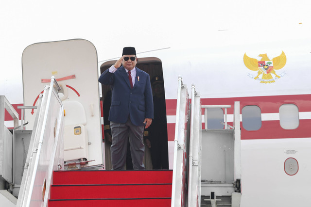 Presiden Prabowo Subianto memberi hormat dari atas pesawat saat akan bertolak menuju China di Pangkalan TNI AU Halim Perdanakusama, Jakarta, Jumat (8/11/2024). Foto: Muhammad Adimaja/ANTARA FOTO