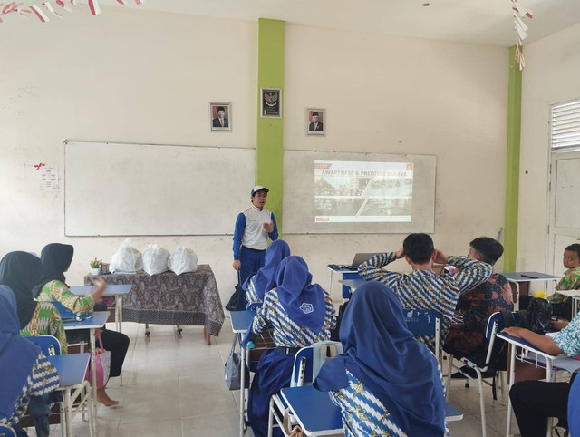 Instruktur Asmo Kalbar memberikan sosialisasi kepada siswa SMAN 11 Pontianak. Foto: Dok. Asmo Kalbar