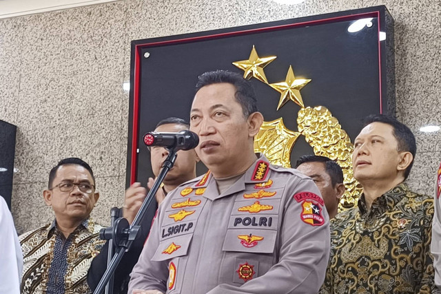 Kapolri Jenderal Listyo Sigit Prabowo menyampaiukan keterangan pers saat menerima audiensi dari Kementerian ATR di Mabes Polri, Jakarta, Jumat (8/11/2024). Foto: Thomas Bosco/kumparan