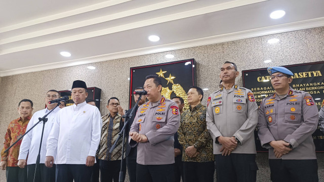 Kapolri Jenderal Listyo Sigit Prabowo menyampaiukan keterangan pers saat menerima audiensi dari Kementerian ATR di Mabes Polri, Jakarta, Jumat (8/11/2024). Foto: Thomas Bosco/kumparan