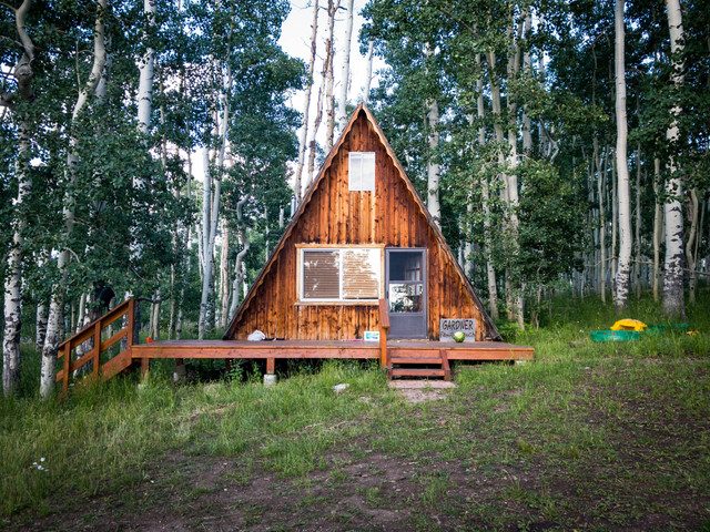 Glamping di Cibodas. Foto hanya sebagai ilustrasi saja, bukan tempat sebenarnya. Sumber: Unsplash/Travis Grossen.