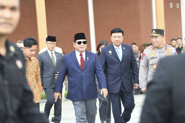 Presiden Prabowo Subianto berjalan didampingi Wakil Presiden Gibran Rakabuming Raka, Menhan Sjafrie Sjamsoeddin sebelum menaiki pesawat saat akan bertolak menuju China di Pangkalan TNI AU Halim Perdanakusama, Jakarta, Jumat (8/11/2024). Foto: Muhammad Adimaja/ANTARA FOTO