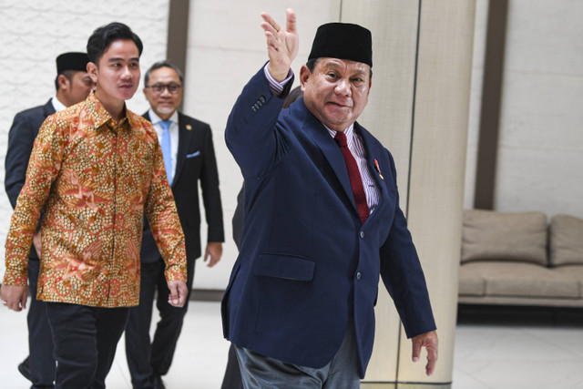 Presiden Prabowo Subianto (kanan) didampingi Wakil Presiden Gibran Rakabuming Raka (kiri) melambaikan tangan saat akan menaiki pesawat untuk bertolak menuju China di Pangkalan TNI AU Halim Perdanakusama, Jakarta, Jumat (8/11/2024). Foto: Muhammad Adimaja/ANTARA FOTO