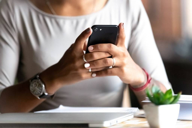 Ilustrasi wanita sedang memegang handphone. Foto: Dok. Istimewa