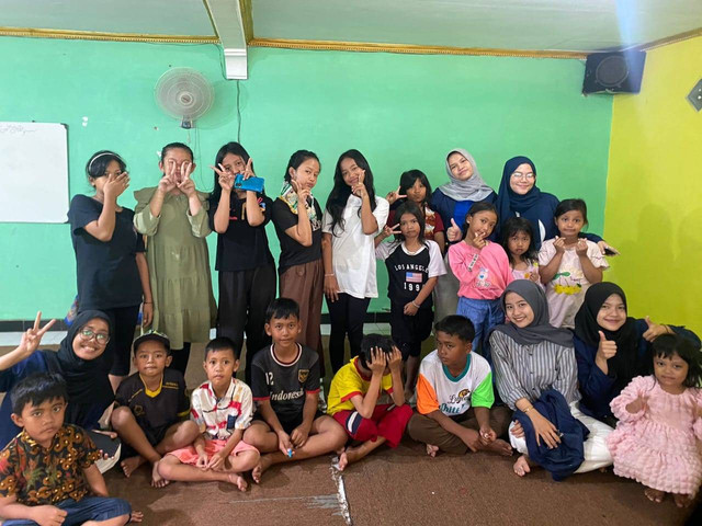 (25/08/24) Foto Bersama Pelaksanaan Program "Step-Up: Peningkatan Self-Esteem pada Remaja Menggunakan Permainan Positivity Snakes and Ladders."  (Sumber: Foto Pribadi)