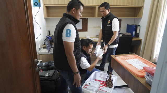 Sebuah rumah di Perumahan Cengkareng Indah, Jakarta Barat digerebek polisi karena dijadikan markas judi online. Foto: Dok. Polres Metro Jakarta Barat