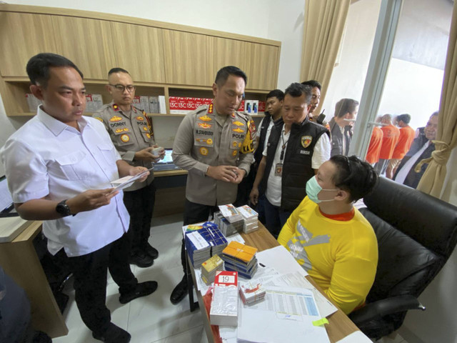 Sebuah rumah di Perumahan Cengkareng Indah, Jakarta Barat digerebek polisi karena dijadikan markas judi online. Foto: Dok. Polres Metro Jakarta Barat