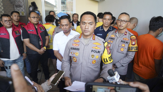 Sebuah rumah di Perumahan Cengkareng Indah, Jakarta Barat digerebek polisi karena dijadikan markas judi online. Foto: Dok. Polres Metro Jakarta Barat